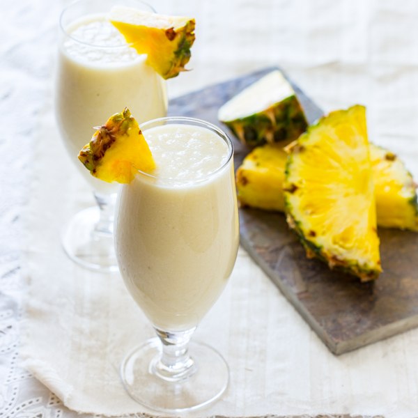 So bereiten Sie einen Pina Colada Smoothie zu