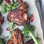 Geräucherte Jerk-Hähnchenflügel mit süßer Tamarinden-Dip-Sauce