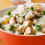Geschmortes Hähnchen mit Reis und saisonalem Gemüse