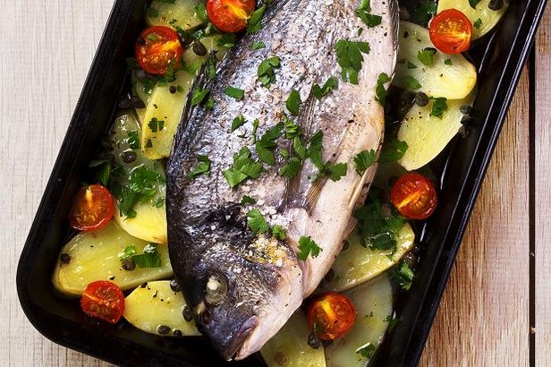 Zubereitung - Karibischer, im Ofen gebackener ganzer Fisch auf einem Gemüsebett