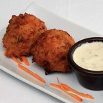 Karibische Meeresschnecken-Donuts mit Tartarsauce zum Dippen