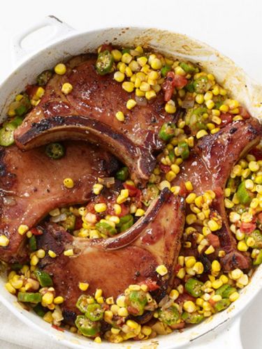 Rezept für geräucherte Schweinekoteletts mit Mais und Okra