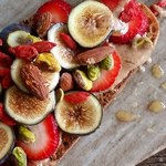 سلطة فواكه مع صلصة زبادي حلوة لتزيين الخبز المحمص