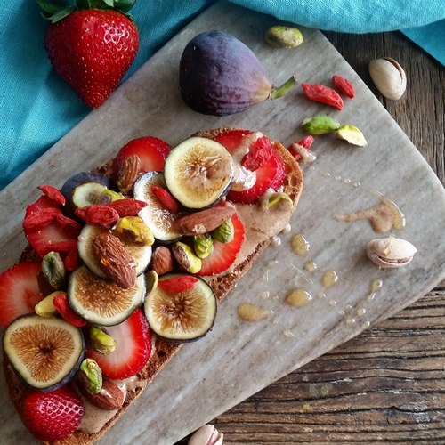 Come preparare - Macedonia di frutta con condimento allo yogurt dolce da spalmare sul pane tostato
