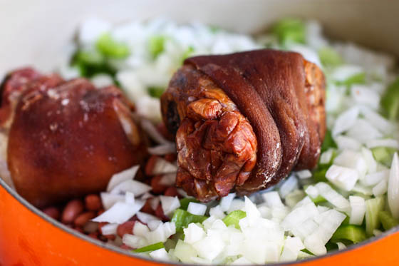 วิธีทำ - แฮมหมูตุ๋นสไตล์คิวบาเสิร์ฟพร้อมถั่ว