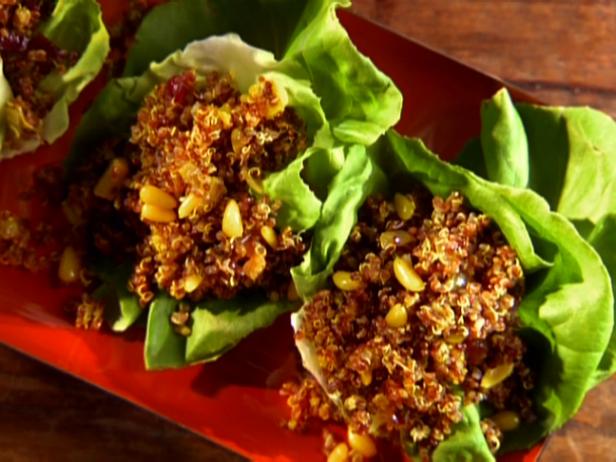 Wie man Quinoa-Pilaw auf Salatblättern zubereitet