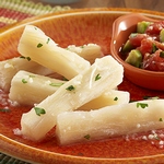 Wurzeln der tropischen Maniokpflanze in Moyo-Sauce