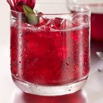 Karibischer Cocktail mit Hibiskus