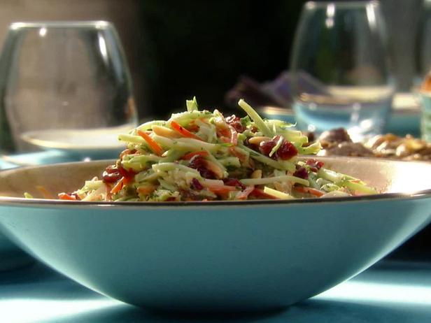 So bereiten Sie Brokkoli-Krautsalat mit Raita-Sauce zu