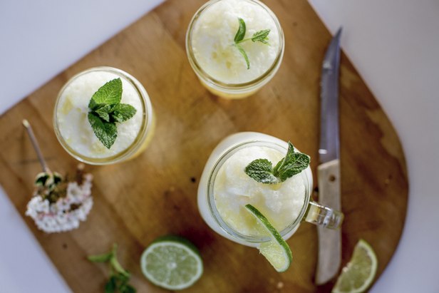 Zubereitung - Pina Colada Mojito mit Minzsirup