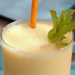Mango-Joghurt-Smoothie mit weißem Rum