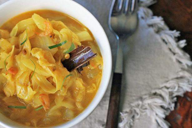 Wie man Kohlcurry zubereitet