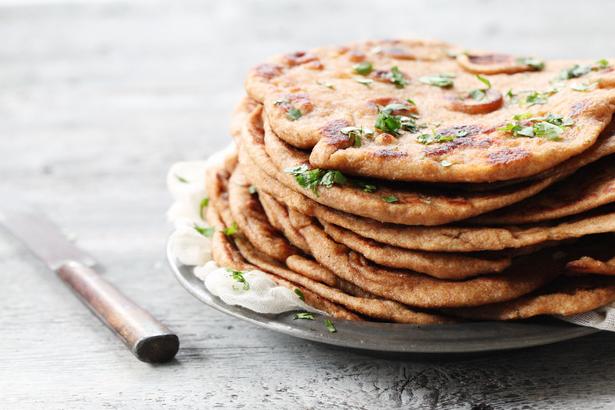 Wie man Vollkorn-Knoblauch-Fladenbrote zubereitet