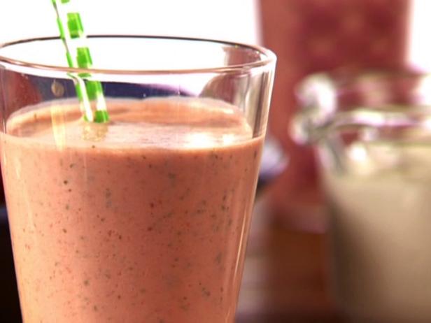 So macht man Lassi – ein erfrischendes Joghurtgetränk mit Erdbeeren und Basilikum