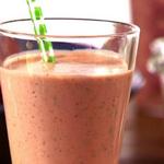 Lassi ist ein erfrischendes Getränk auf Joghurtbasis mit Erdbeeren und Basilikum.