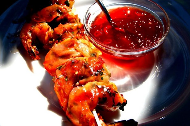 Kuinka tehdä - Grillattuja jättikatkarapuja karamellisoiduilla jalapeñoilla