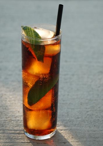 So bereiten Sie den Cuba Libre Cocktail zu