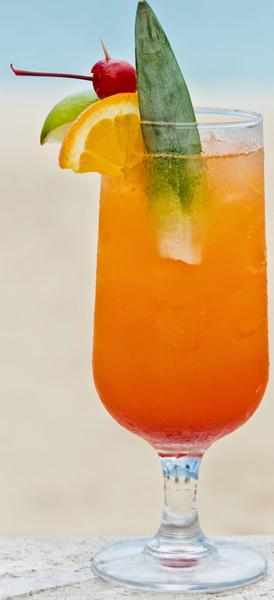 So bereiten Sie den Aprikosen-Rum-Cocktail zu