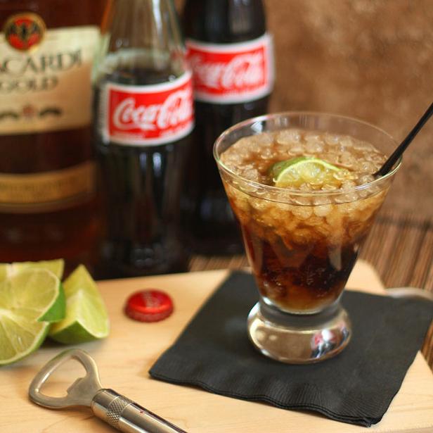 So bereiten Sie den Cuba Libre Cocktail zu