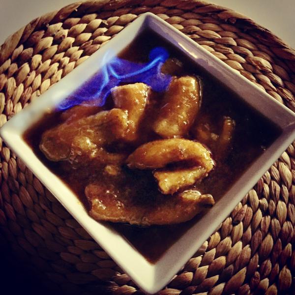 Wie man flambierte Bananen mit Rum zubereitet