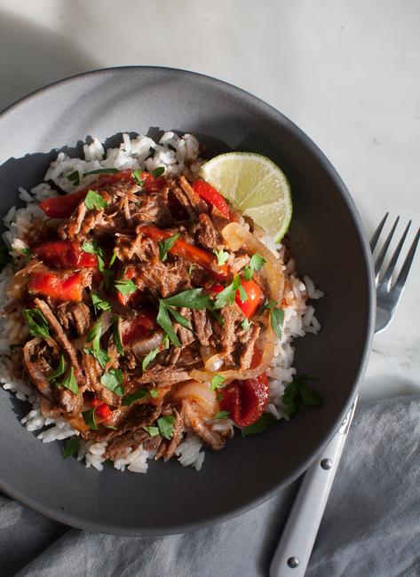 Wie man Ropa Vieja (geschmortes Rindfleisch) zubereitet