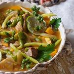 شوربة أجياكو الكوبية مع الخضراوات الجذرية واللحم المشكل