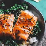 Gedämpfter Lachs und Spinat mit San-Bai-Zu-Dressing