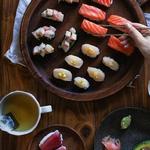 Japanische Mittagsplatte mit gegrilltem Hähnchen, Rindfleisch und Thunfisch