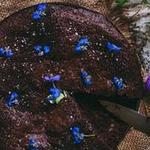 Schokoladenkuchen mit Vintage-Blumen