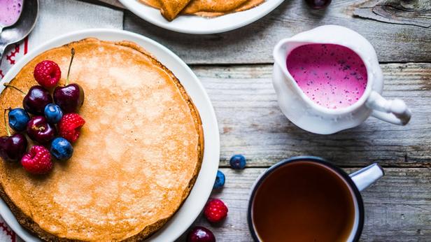 Rezept für selbstgemachten Pfannkuchenteig und Beerensirup