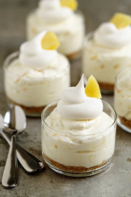 Zubereitung von Syllabub (geschlagene Sahne mit Alkohol) mit Mandelplätzchen