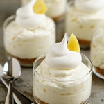 Syllabub (geschlagene Sahne mit Alkohol) mit Mandelplätzchen