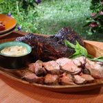 فخذ خروف مشوي مغطى بقشرة الكاري ورايتا الرمان