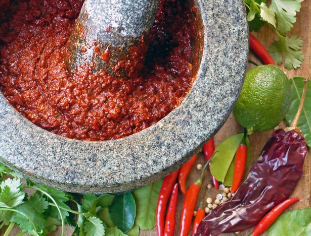 Wie man Massaman-Currypaste zubereitet