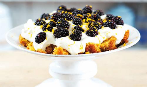 Wie man Orangen-Brombeer-Trifle zubereitet