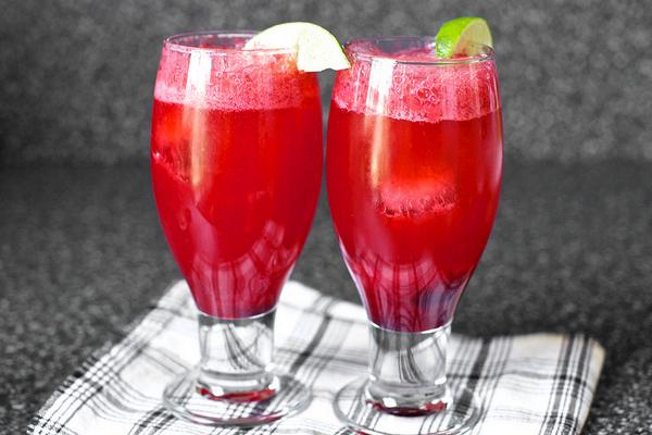 So macht man Frucht-Fizz-Champagner-Eis am Stiel