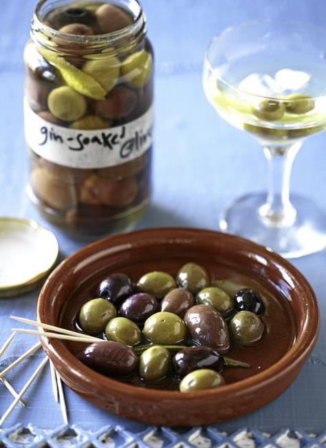 Wie man würzige Martini-Oliven zubereitet