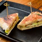Kubanisches Sandwich mit karamellisiertem Schweinefleisch