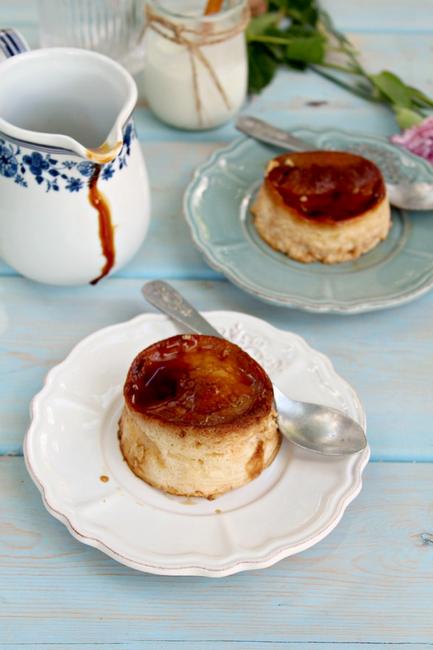Wie man Cheesecake Flan (cremiger Karamellpudding) zubereitet