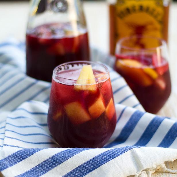 Wie man rote Sangria mit lokalem spanischem Wein zubereitet