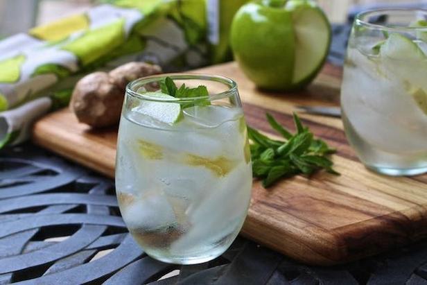 Come preparare la sangria al vino bianco e menta