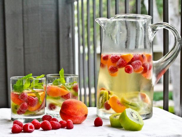 Kuidas teha valget sangriat puuviljaveiniga