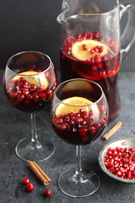Wie man rote Sangria mit Likör zubereitet