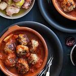 Fleischbällchen-Tapas in Knoblauch-Tomatensauce (Albondigas)
