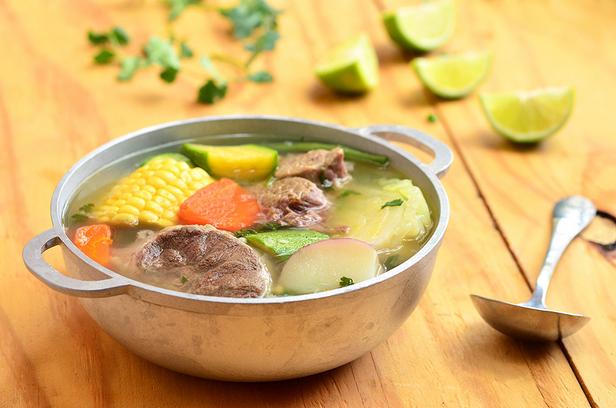 Wie man spanische Rindfleischsuppe zubereitet
