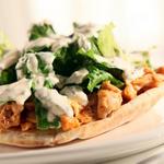 Pita mit Hühnerfüllung und Joghurtsauce