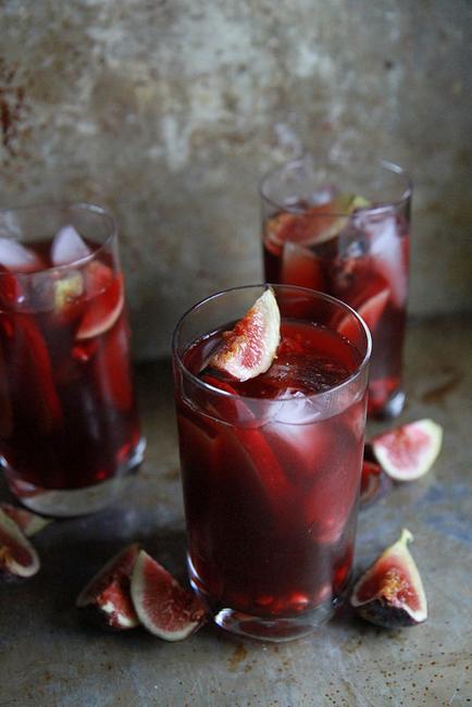 Wie man Orangen-Granatapfel-Sangria zubereitet