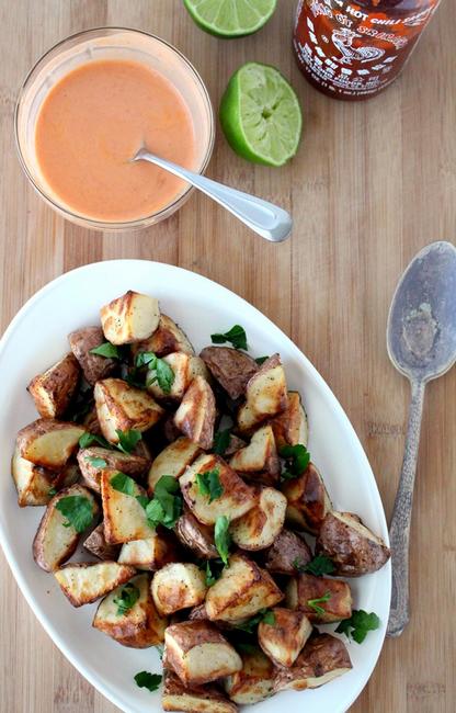 Wie man Patatas Bravas mit Tomaten-Aioli-Sauce zubereitet
