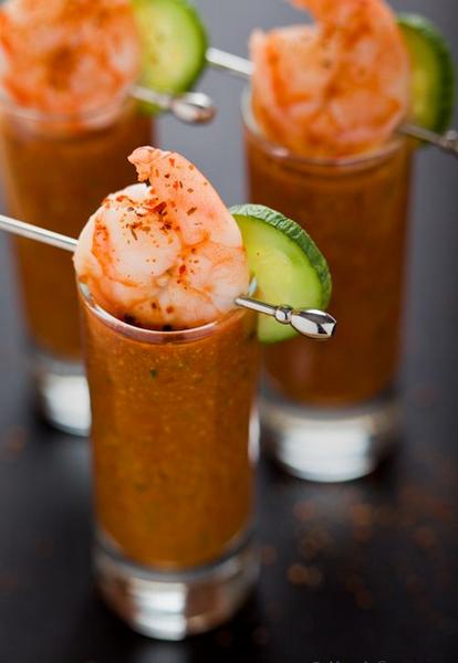 Wie man Gazpacho mit Gurken zubereitet