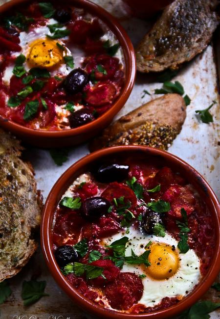 Wie man Flamenco-Eier mit Tomaten zubereitet